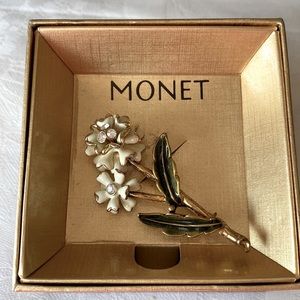 MONET VINTAGE NIB White/Gold Flower Brooch.